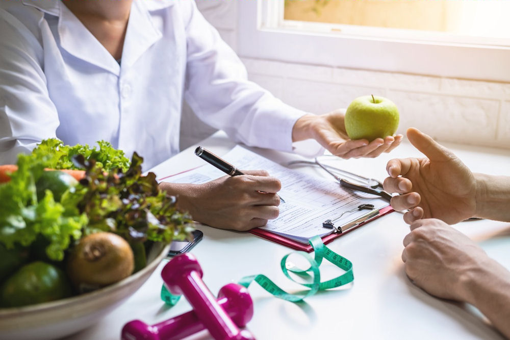 Health professional discussing the link between nutrition and depression with a patient, emphasizing the importance of eating enough.